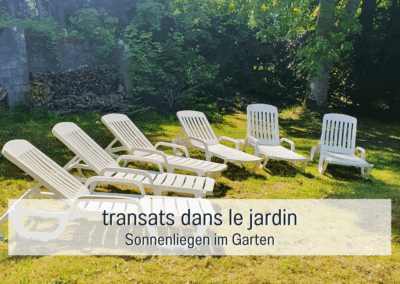 Ligstoelen in de tuin